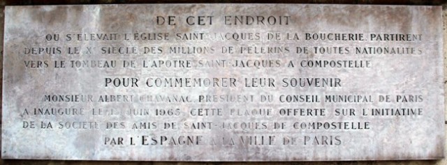 Depuis 1965, une plaque offerte par l'Espagne à la Ville de Paris en fait un point de départ des pélerins de Compostelle. Elle est qualifiée de la première et plus haute borne du chemoin de Saint Jacques