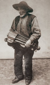 O vello da zanfona (Anselmo Antonio “Peretes”). Fotografías de Francisco Zagala, c. 1885. Do arquivo do Museo de Pontevedra.